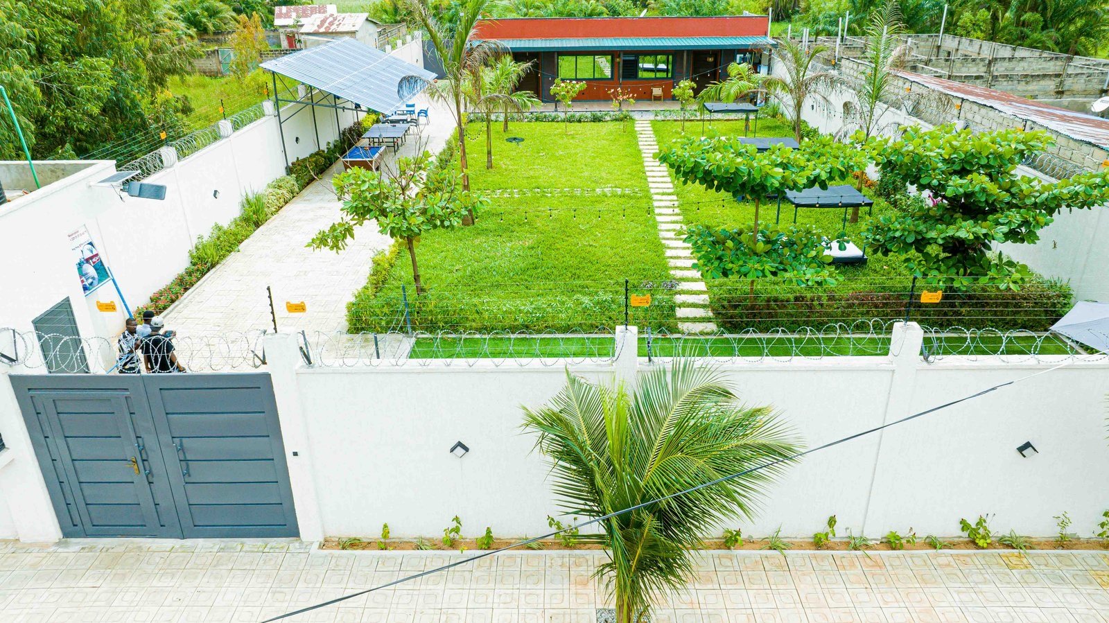 Vue aérienne de la villa et de son jardin