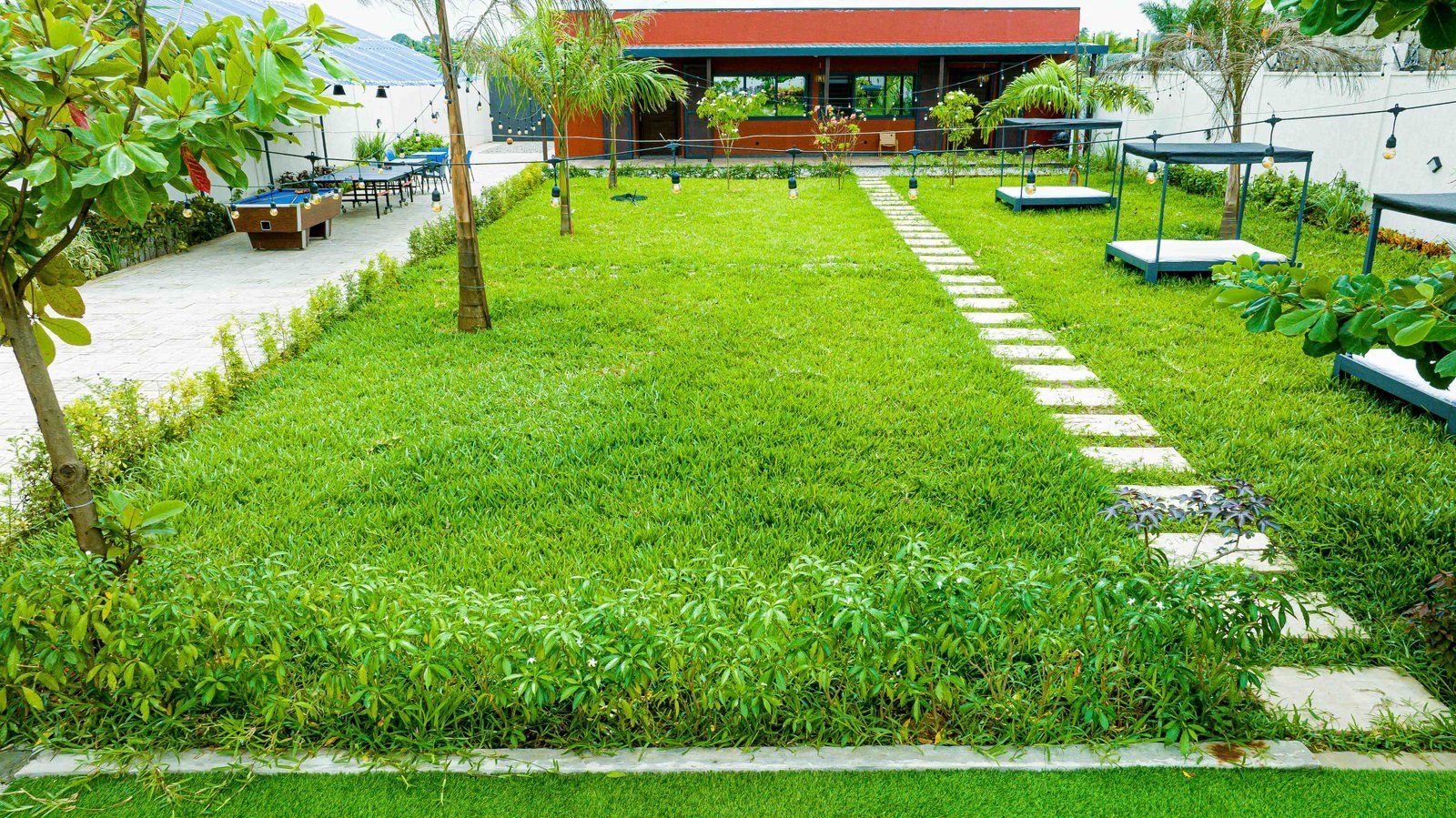 Pelouse et allée du jardin